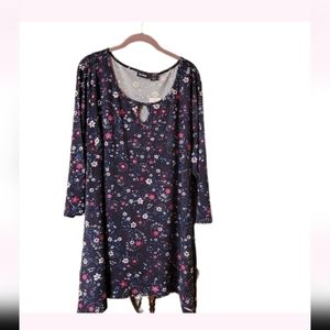 NWT Plus Size Women's Shark Bite Tunic, Navy with Flowers, Size 22-24